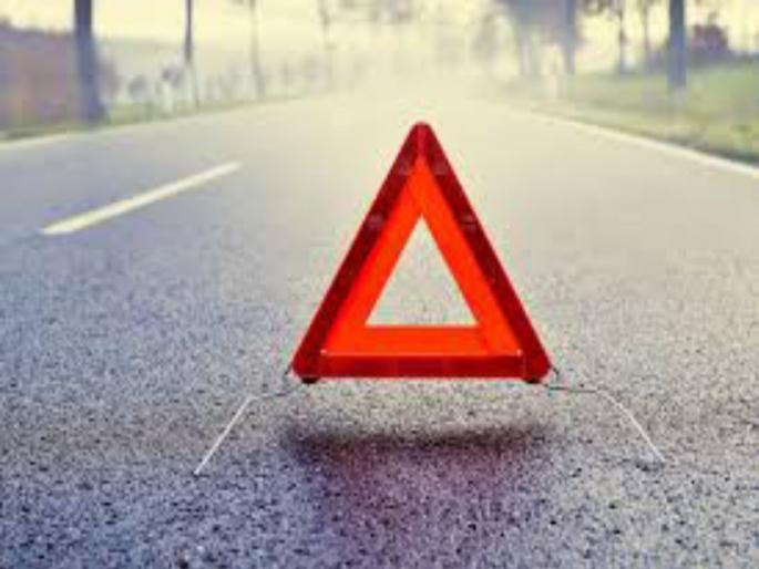 The dumper crushed a woman who was sleeping on the side of the road | रस्त्याच्या कडेला झोपलेल्या महिलेला डंपरने चिरडले The dumper crushed a woman who was sleeping on the side of the road | रस्त्याच्या कडेला झोपलेल्या महिलेला डंपरने चिरडले
