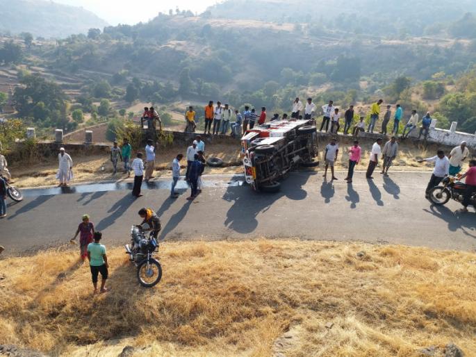 accident in mandoshi ghat road on Bhimashankar, the twenty passenger injured | भिमाशंकरकडे जाणा-या मंदोशी घाटात पिकअप पलटी;वीस प्रवाशी जखमी   accident in mandoshi ghat road on Bhimashankar, the twenty passenger injured | भिमाशंकरकडे जाणा-या मंदोशी घाटात पिकअप पलटी;वीस प्रवाशी जखमी