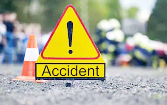 Two bikes hit the car; The inner furnace fell on the road; Incident near Solapur | दोन दुचाकींना कार धडकली; आतील हातभट्टी रस्त्यावर पडली; सोलापूरजवळील घटना Two bikes hit the car; The inner furnace fell on the road; Incident near Solapur | दोन दुचाकींना कार धडकली; आतील हातभट्टी रस्त्यावर पडली; सोलापूरजवळील घटना
