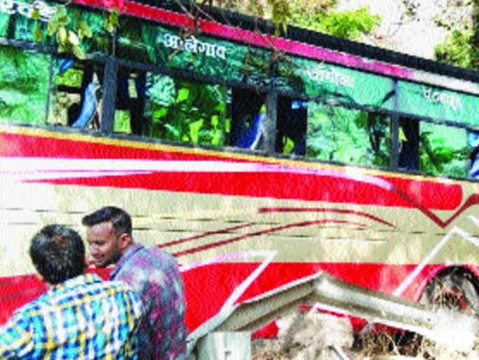 Relief in Borghat saved bus due to bushes | बोरघाटात आराम बस झाडाला अडकल्यामुळे बचावले ३५ प्रवासी Relief in Borghat saved bus due to bushes | बोरघाटात आराम बस झाडाला अडकल्यामुळे बचावले ३५ प्रवासी