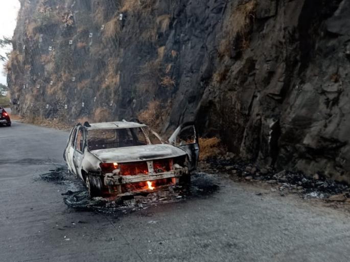 A motor car running on Sinhagad Ghat road caught fire due to overheating | सिंहगड घाट रस्त्यात चालती मोटार कार गरम झाल्याने घेतला पेट A motor car running on Sinhagad Ghat road caught fire due to overheating | सिंहगड घाट रस्त्यात चालती मोटार कार गरम झाल्याने घेतला पेट