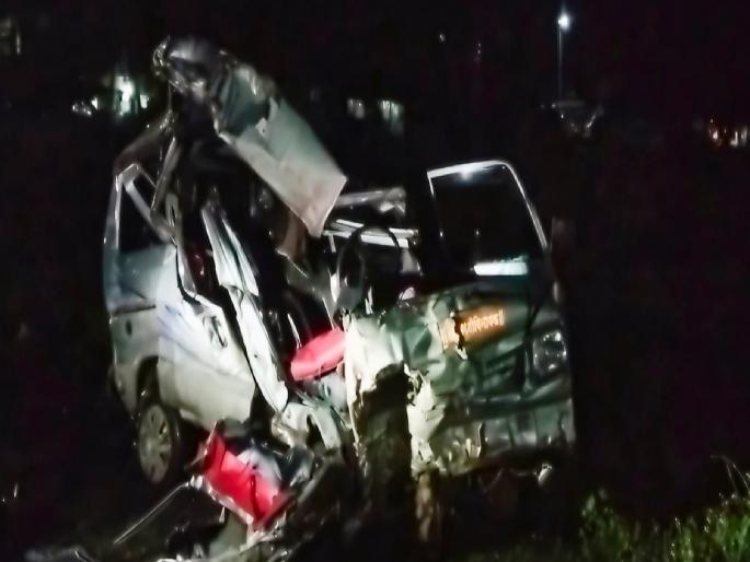 Two killed in horrific four-wheeler accident in Atpadi Sangli | Sangli: आटपाडीत भरधाव चारचाकीच्या भीषण अपघातात दोघे ठार, धडकून चारचाकी ट्रॉलीत घुसली  Two killed in horrific four-wheeler accident in Atpadi Sangli | Sangli: आटपाडीत भरधाव चारचाकीच्या भीषण अपघातात दोघे ठार, धडकून चारचाकी ट्रॉलीत घुसली