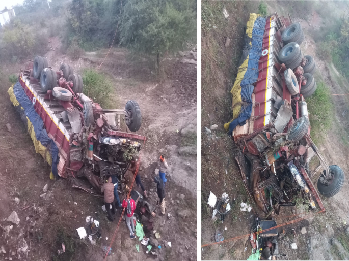 After hitting the vehicle in front, the truck fell 40 feet from the bridge | समोरील वाहनाला धडक दिल्यानंतर पुलावरून ट्रक ४० फुट खाली कोसळला After hitting the vehicle in front, the truck fell 40 feet from the bridge | समोरील वाहनाला धडक दिल्यानंतर पुलावरून ट्रक ४० फुट खाली कोसळला