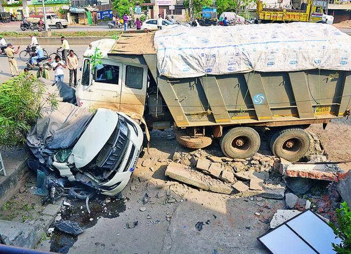 Several vehicles were hit by a sand-filled truck in Nagpur | नागपुरात रेती भरलेल्या ट्रकने दिली अनेकांना धडक