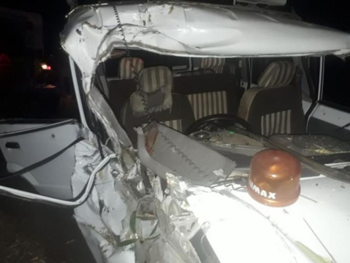 Sub-divisional police officer wounded after being hit by a car tree | कार झाडाला धडकल्याने उपविभागीय पोलीस अधिकारी जखमी Sub-divisional police officer wounded after being hit by a car tree | कार झाडाला धडकल्याने उपविभागीय पोलीस अधिकारी जखमी