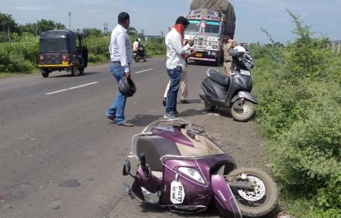 Women dies on spot in an accident near Akola | अज्ञात वाहनाने दुचाकीस्वार महिलेस चिरडले Women dies on spot in an accident near Akola | अज्ञात वाहनाने दुचाकीस्वार महिलेस चिरडले