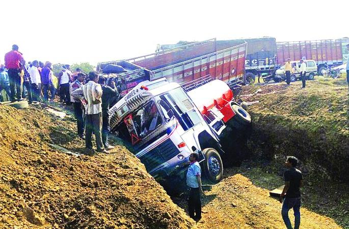 Akola: Tanker hit by truck on national highway; A serious | अकोला : राष्ट्रीय महामार्गावर ट्रकची टॅँकरला धडक; एक गंभीर 