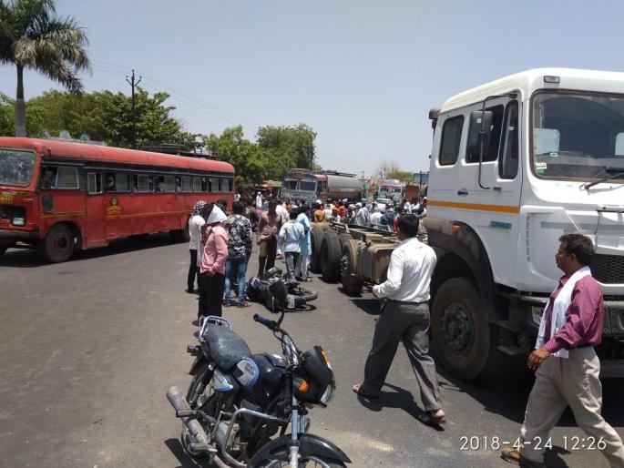 Two trucks on the National Highway One killed, one serious | राष्ट्रीय महार्गावर भरधाव ट्रकची दुचाकीस धडक; एक ठार, एक गंभीर Two trucks on the National Highway One killed, one serious | राष्ट्रीय महार्गावर भरधाव ट्रकची दुचाकीस धडक; एक ठार, एक गंभीर