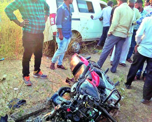 Two wheelers hit a vehicle near Gagagaon; A serious | गायगाव जवळ दुचाकीची प्रवासी वाहनाला धडक; एक गंभीर Two wheelers hit a vehicle near Gagagaon; A serious | गायगाव जवळ दुचाकीची प्रवासी वाहनाला धडक; एक गंभीर