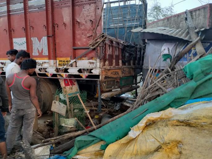 Truck enters grocery store; Toddler killed, two seriously, incident in Chichkheda, Melghat | किराणा दुकानात ट्रक शिरला; चिमुकली ठार, दोन गंभीर, मेळघाटच्या चिचखेडा येथील घटना