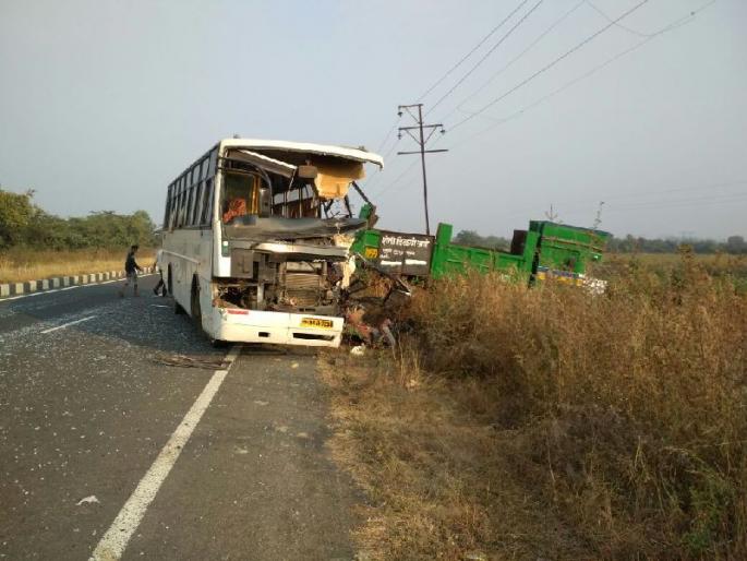 Death of Sahanand Vikas Amte in Swanandanavanan bus accident in Anandvan | आनंदवनमधील स्वरानंदनवनच्या बसला अपघात, विकास आमटे यांच्या सहकाऱ्याचा मृत्यू Death of Sahanand Vikas Amte in Swanandanavanan bus accident in Anandvan | आनंदवनमधील स्वरानंदनवनच्या बसला अपघात, विकास आमटे यांच्या सहकाऱ्याचा मृत्यू