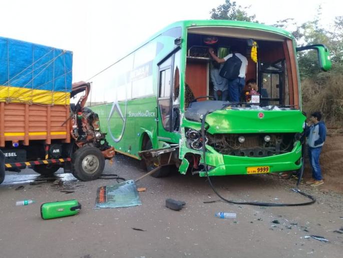 Two-wheeler death in a triple crash on Otav on Mumbai-Goa highway | मुंबई-गोवा महामार्गावरील ओटव येथे तिहेरी अपघातात दुचाकीस्वाराचा मृत्यू Two-wheeler death in a triple crash on Otav on Mumbai-Goa highway | मुंबई-गोवा महामार्गावरील ओटव येथे तिहेरी अपघातात दुचाकीस्वाराचा मृत्यू