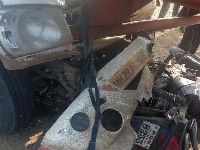 Accident between bike an truck; one injured | मालवाहू वाहनाची दुचाकीला धडक; दुचाकीस्वार गंभीर Accident between bike an truck; one injured | मालवाहू वाहनाची दुचाकीला धडक; दुचाकीस्वार गंभीर