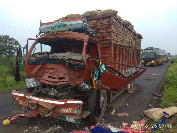 Minitruck hits private passenger bus; Four injured | नादुरुस्त खासगी प्रवासी बसला मिनीट्रकची धडक; चार जखमी Minitruck hits private passenger bus; Four injured | नादुरुस्त खासगी प्रवासी बसला मिनीट्रकची धडक; चार जखमी