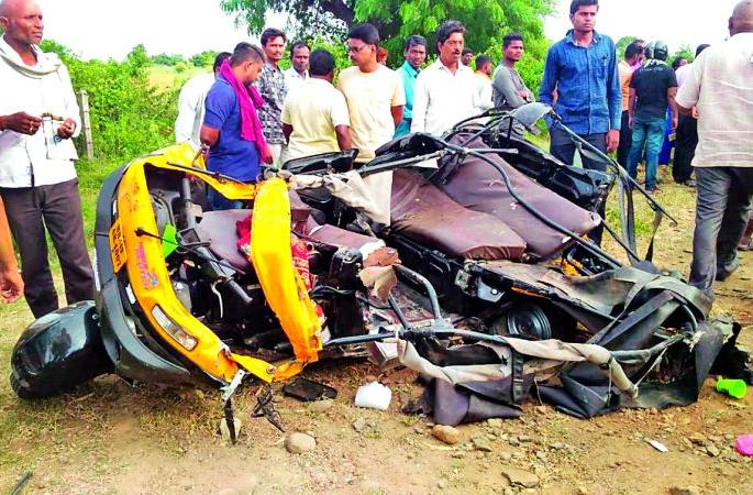 Death toll 7 in the accident on the Kalmeshwar-Savner road in Nagpur district | नागपूर जिल्ह्यातील कळमेश्वर-सावनेर मार्गावरील भीषण अपघातातील मृत्यूसंख्या ७ Death toll 7 in the accident on the Kalmeshwar-Savner road in Nagpur district | नागपूर जिल्ह्यातील कळमेश्वर-सावनेर मार्गावरील भीषण अपघातातील मृत्यूसंख्या ७