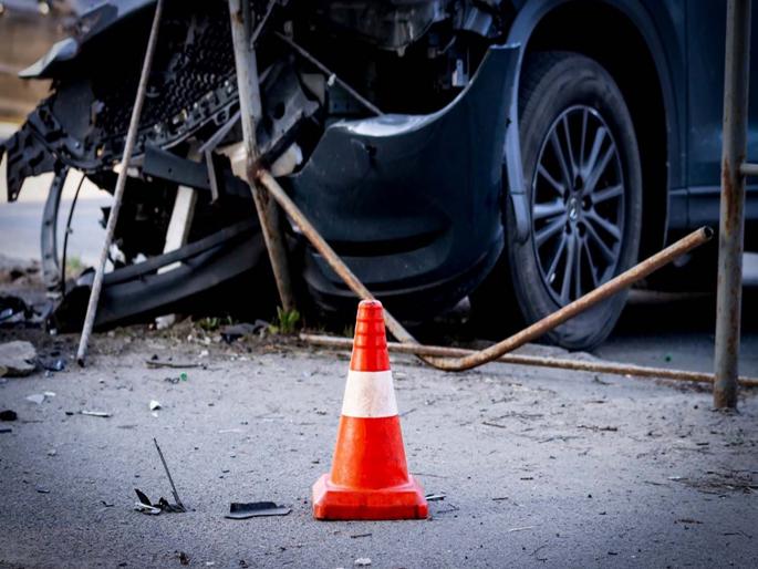 Heartbreaking A child got out of an auto with his mother and was crushed by a truck | हृदयद्रावक! ऑटोतून आईसोबत खाली उतरला अन ट्रकने चिमुकल्याला चिरडले; घटनेनंतर तणावाचे वातावरण