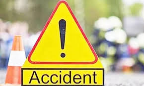 Two-wheeler injured in car rickshaw collision | मालवाहू रिक्षाच्या धडकेत दुचाकीस्वार जखमी Two-wheeler injured in car rickshaw collision | मालवाहू रिक्षाच्या धडकेत दुचाकीस्वार जखमी