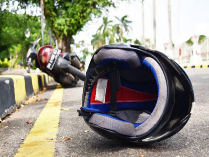 A young biker died after his speeding bike hit a divider; Accident in the Pune Municipal Corporation Bhavan area | भरधाव दुचाकी दुभाजकावर आदळून तरुणाचा मृत्यू; पुणे महापालिका भवन परिसरात अपघात A young biker died after his speeding bike hit a divider; Accident in the Pune Municipal Corporation Bhavan area | भरधाव दुचाकी दुभाजकावर आदळून तरुणाचा मृत्यू; पुणे महापालिका भवन परिसरात अपघात