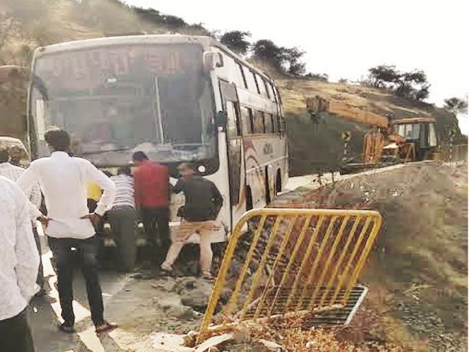... then the private bus would have collapsed in the valley; 36 passenger rescued with driver | ...तर खाजगी बस दरीत कोसळली असती; चालकासह ३६ प्रवासी बचावले ... then the private bus would have collapsed in the valley; 36 passenger rescued with driver | ...तर खाजगी बस दरीत कोसळली असती; चालकासह ३६ प्रवासी बचावले