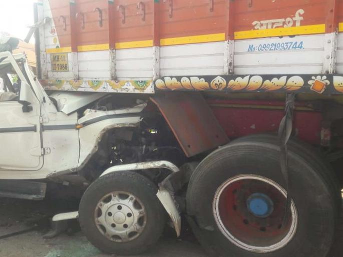 Beed : Seven Death in Road accident | ट्रक आणि बोलेरोमध्ये भीषण अपघात, सात जणांचा जागीच मृत्यू Beed : Seven Death in Road accident | ट्रक आणि बोलेरोमध्ये भीषण अपघात, सात जणांचा जागीच मृत्यू