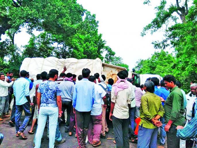 Running Bolero's tyre burst, 25 Laborers injured | धावत्या बोलेरोचे टायर फुटले,२५ मजूर जखमी Running Bolero's tyre burst, 25 Laborers injured | धावत्या बोलेरोचे टायर फुटले,२५ मजूर जखमी