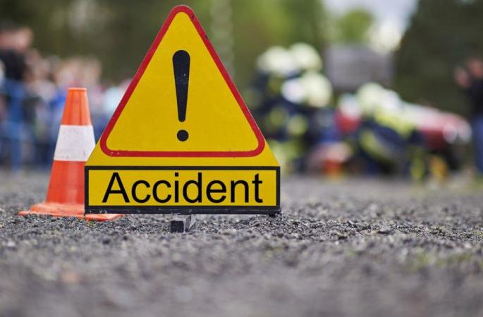 An unidentified vehicle hit a two-wheeler; Two killed | अज्ञात वाहनाची दुचाकीला धडक; दोन ठार An unidentified vehicle hit a two-wheeler; Two killed | अज्ञात वाहनाची दुचाकीला धडक; दोन ठार