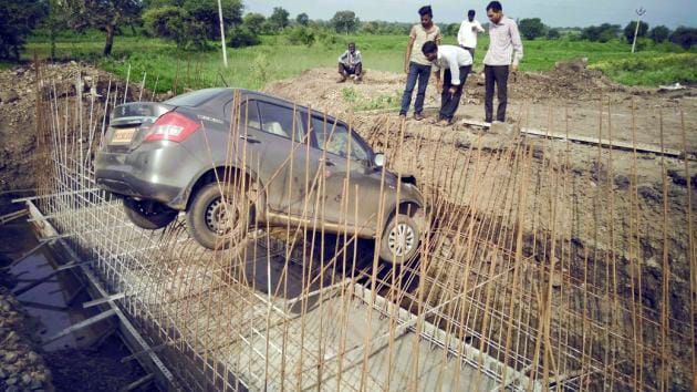 Three hundred victims in road accidents in Buldana district | बुलडाणा जिल्ह्यात रस्ते अपघातांमध्ये बळींचे त्रिशतक Three hundred victims in road accidents in Buldana district | बुलडाणा जिल्ह्यात रस्ते अपघातांमध्ये बळींचे त्रिशतक