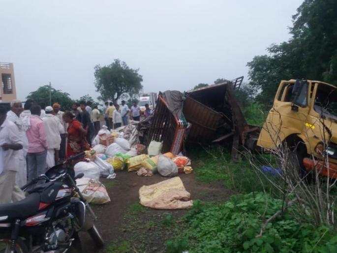 Accident on Deulgaon Raja-Chikhali road; 35 injured | देऊळगाव राजा-चिखली रस्त्यावर भाविकांच्या वाहनाला  खाजगी बसची धडक; ४६ जखमी  Accident on Deulgaon Raja-Chikhali road; 35 injured | देऊळगाव राजा-चिखली रस्त्यावर भाविकांच्या वाहनाला  खाजगी बसची धडक; ४६ जखमी