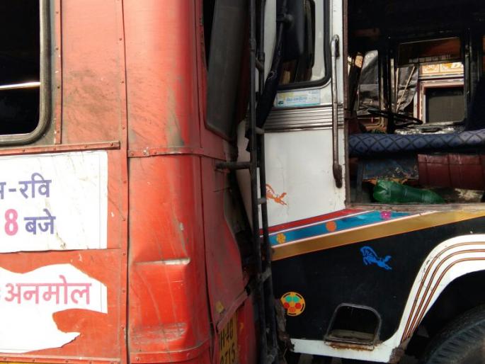 Malkapuran bus catches fire on truck, 10 injured | मलकापूरनजीक भरधाव ट्रकची बसला धडक, १० जखमी   Malkapuran bus catches fire on truck, 10 injured | मलकापूरनजीक भरधाव ट्रकची बसला धडक, १० जखमी