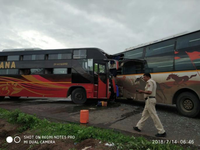 Accidents of two buses in transit | लक्झरी बसची शिवशाहीला धडक, 1 ठार 25 जखमी Accidents of two buses in transit | लक्झरी बसची शिवशाहीला धडक, 1 ठार 25 जखमी