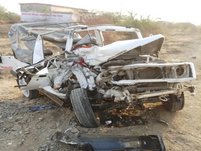 Central Reserve force's Gypsy hits private bus; Killed one soldier | केंद्रीय राखीव दलाच्या जिप्सीला खाजगी बसची धडक; एक जवान ठार Central Reserve force's Gypsy hits private bus; Killed one soldier | केंद्रीय राखीव दलाच्या जिप्सीला खाजगी बसची धडक; एक जवान ठार