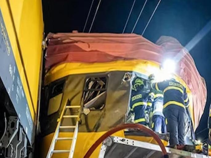 Express from one side, passenger from the other, head-on collision, many passengers injured | एकीकडून एक्स्प्रेस, दुसरीकडून आली पॅसेंजर, समोरा-समोर झाली भीषण धडक, अनेक प्रवासी जखमी Express from one side, passenger from the other, head-on collision, many passengers injured | एकीकडून एक्स्प्रेस, दुसरीकडून आली पॅसेंजर, समोरा-समोर झाली भीषण धडक, अनेक प्रवासी जखमी