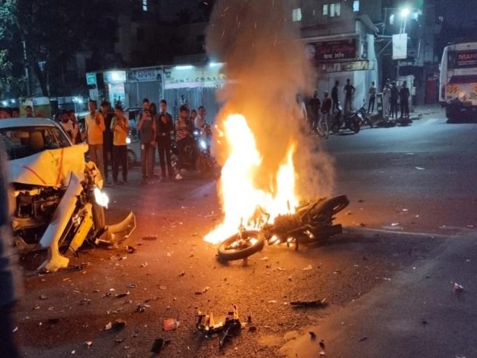 Bike and car accident in Chikhli; Burn the bike | चिखलीमध्ये दुचाकी व कारचा अपघात; दुचाकी जळून खाक Bike and car accident in Chikhli; Burn the bike | चिखलीमध्ये दुचाकी व कारचा अपघात; दुचाकी जळून खाक