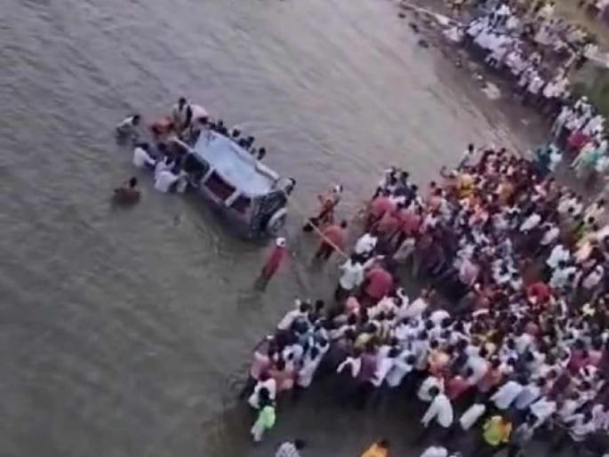 Two killed in cruiser crash in Godavari river The accident happened while returning from eating | क्रुझर गोदावरीत कोसळून दोघांचा मृत्यू; जेऊन परतीचा प्रवास सुरु असताना झाला अपघात Two killed in cruiser crash in Godavari river The accident happened while returning from eating | क्रुझर गोदावरीत कोसळून दोघांचा मृत्यू; जेऊन परतीचा प्रवास सुरु असताना झाला अपघात