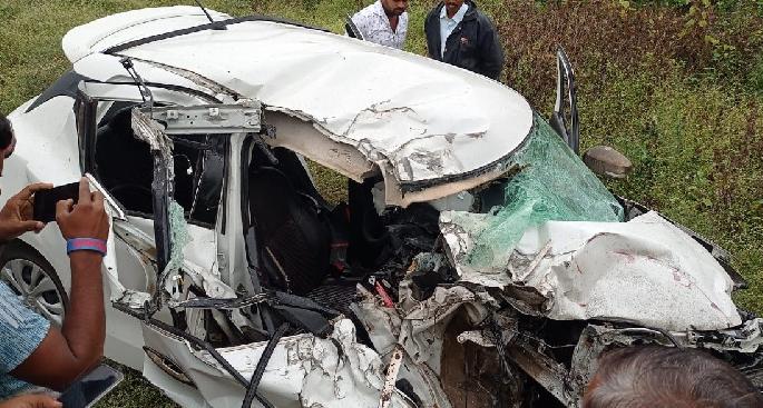 Horrific car-truck accident; Both killed on the spot | कार-ट्रकचा भीषण अपघात; दोघे जागीच ठार Horrific car-truck accident; Both killed on the spot | कार-ट्रकचा भीषण अपघात; दोघे जागीच ठार