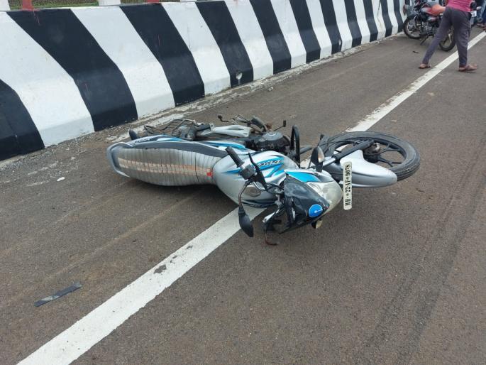 An uncontrolled car drove friends on a two-wheeler 50 feet; One was killed on the spot | अनियंत्रित कारने दुचाकीवरील मित्रांना ५० फुट फरफटत नेले; एकजण जागीच ठार