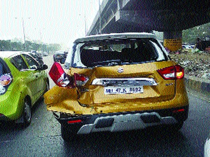 Truck reversed the four vehicles | चार वाहनांना धडक देत ट्रक उलटला Truck reversed the four vehicles | चार वाहनांना धडक देत ट्रक उलटला