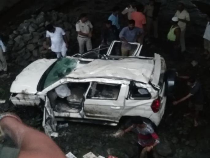 On the highway at Charoti, the car fell into the river, two killed and three seriously injured | चारोटी येथे महामार्गावर पुलावरून कार नदीत पडली, दोन ठार, तीन गंभीर जखमी On the highway at Charoti, the car fell into the river, two killed and three seriously injured | चारोटी येथे महामार्गावर पुलावरून कार नदीत पडली, दोन ठार, तीन गंभीर जखमी