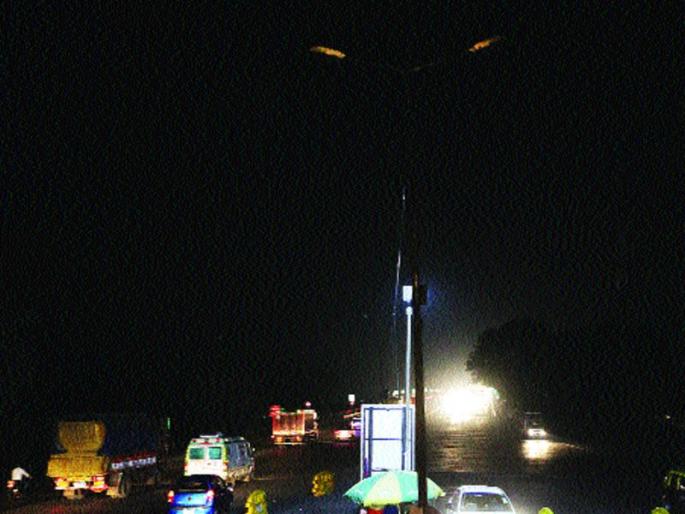 Accidental risk of Vashi creek | वाशी खाडीपुलावर अपघाताचा धोका Accidental risk of Vashi creek | वाशी खाडीपुलावर अपघाताचा धोका