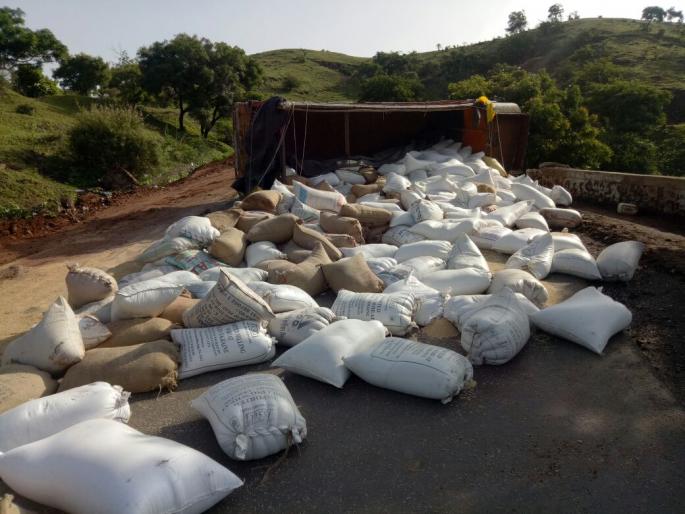 One killed and two seriously injured in truck collision in Dharur Ghat | धारूर घाटात ट्रक उलटून एकजण ठार तर दोघे गंभीर जखमी One killed and two seriously injured in truck collision in Dharur Ghat | धारूर घाटात ट्रक उलटून एकजण ठार तर दोघे गंभीर जखमी