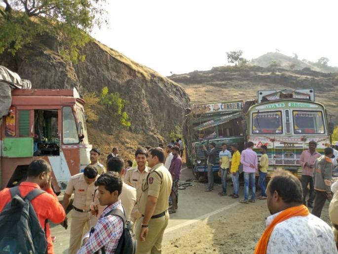 In the Dharuhar Ghat, the traffic jam due to truck accidents | धारूर घाटात धोकादायक वळणाच्या ठिकाणी मालवाहू ट्रकचा पुन्हा तिहेरी अपघात दोन तास वाहतूक ठप्प In the Dharuhar Ghat, the traffic jam due to truck accidents | धारूर घाटात धोकादायक वळणाच्या ठिकाणी मालवाहू ट्रकचा पुन्हा तिहेरी अपघात दोन तास वाहतूक ठप्प