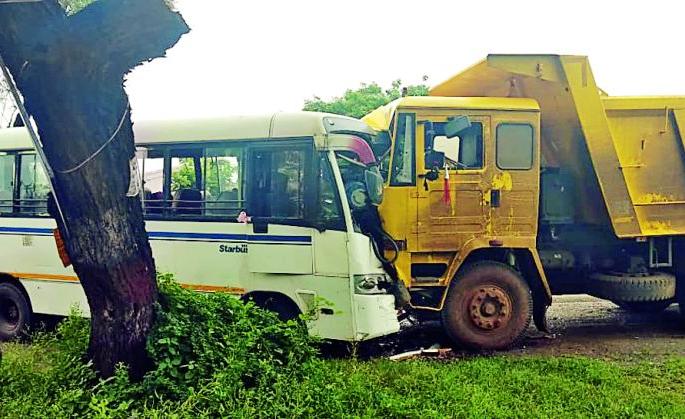 Travels bus collided on the Tipper in Nagpur | नागपुरात भरधाव ट्रॅव्हल्स टिप्परवर आदळली Travels bus collided on the Tipper in Nagpur | नागपुरात भरधाव ट्रॅव्हल्स टिप्परवर आदळली