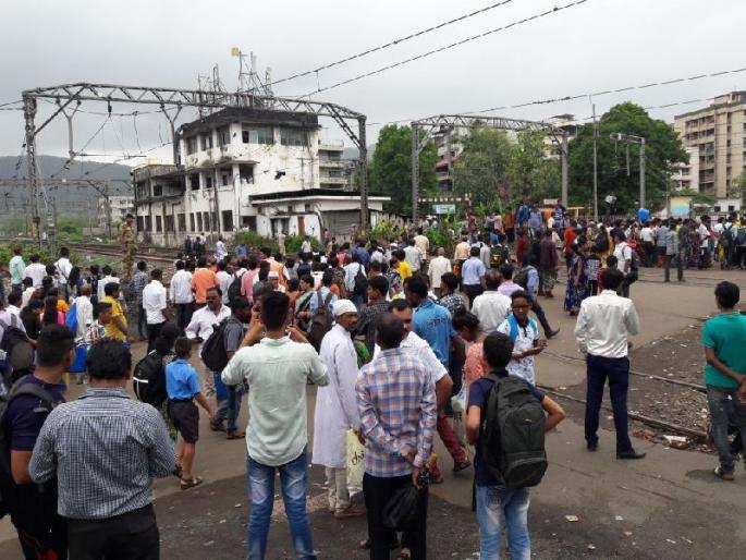 two death in Accident in Diva railway station | दिवा स्थानकात एक्स्प्रेसने दुचाकीला उडवले, दोघांचा मृत्यू़ two death in Accident in Diva railway station | दिवा स्थानकात एक्स्प्रेसने दुचाकीला उडवले, दोघांचा मृत्यू़