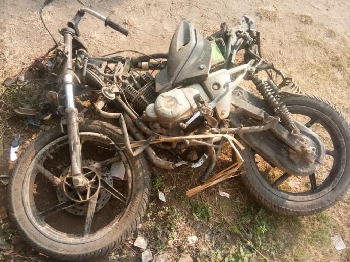 two biker killed in truck-bike accident near maliwada | खड्डे चुकविण्याच्या प्रयत्नात ट्रकने दुचाकीला उडवले; दोघे जागीच ठार two biker killed in truck-bike accident near maliwada | खड्डे चुकविण्याच्या प्रयत्नात ट्रकने दुचाकीला उडवले; दोघे जागीच ठार