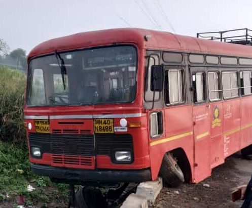 Accident due to broken steering rod; Six passengers briefly escaped | स्टेअरींग रॉड तुटल्याने बसला अपघात; सहा प्रवाशी थोडक्यात बचावले Accident due to broken steering rod; Six passengers briefly escaped | स्टेअरींग रॉड तुटल्याने बसला अपघात; सहा प्रवाशी थोडक्यात बचावले