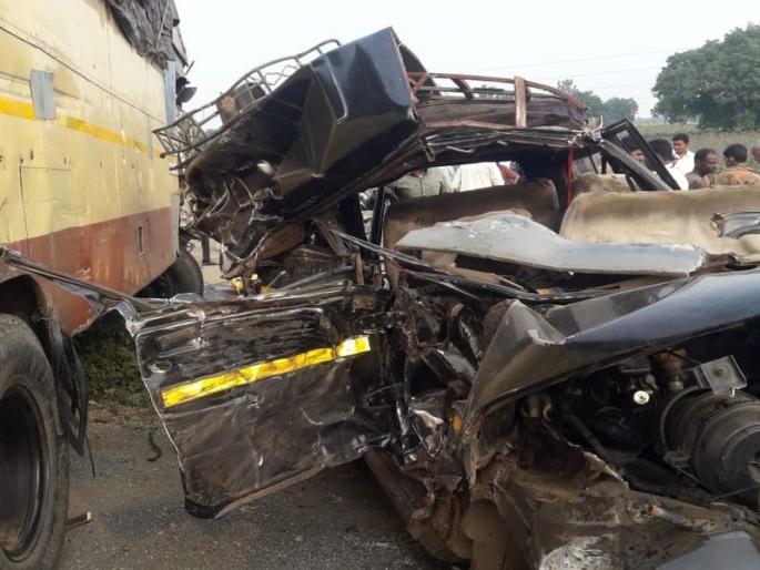 In Jalgaon, seven people died on the spot | जळगावमध्ये भीषण अपघात, सात जणांचा जागीच मृत्यू In Jalgaon, seven people died on the spot | जळगावमध्ये भीषण अपघात, सात जणांचा जागीच मृत्यू