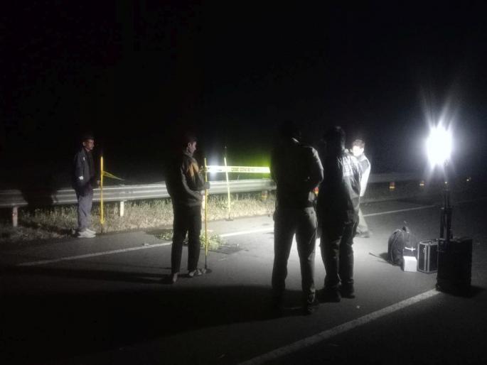 Three killed, one injured in a horrific accident on the national highway near Akola on Diwali night | दिवाळीच्या रात्री अकोल्याजवळ राष्ट्रीय महामार्गावर भीषण अपघातात तिघांचा मृत्यू, एक जखमी Three killed, one injured in a horrific accident on the national highway near Akola on Diwali night | दिवाळीच्या रात्री अकोल्याजवळ राष्ट्रीय महामार्गावर भीषण अपघातात तिघांचा मृत्यू, एक जखमी