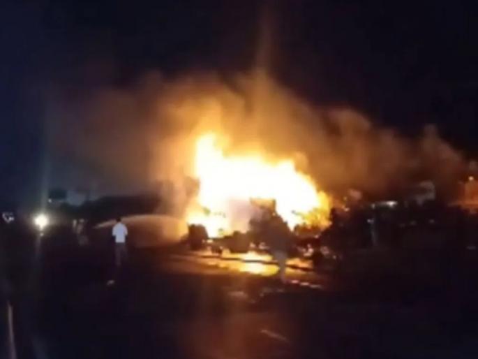 Gas tanker explodes on Jaipur-Ajmer highway; Chaos in 10 km area, 20 cars gutted in fire | थरार! आरटीओला घाबरुन ट्रक पळवला, धडक झाली अन् २०० सिलेंडरांचा स्फोट झाला!