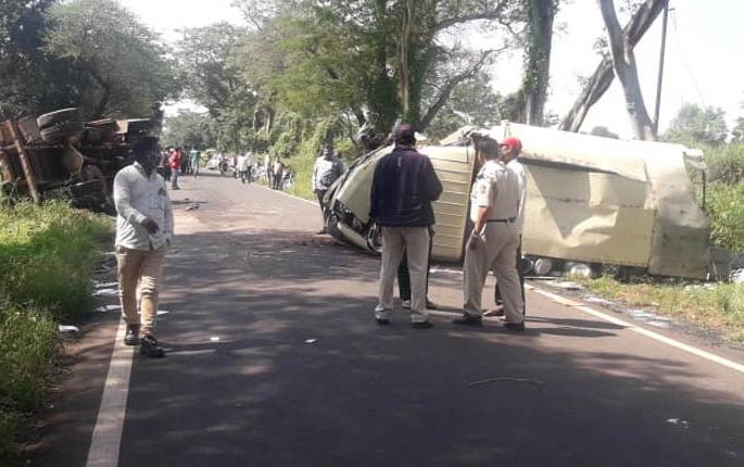A collision between a truck and a tempo on the Gadhinglaj-Ajra route | गडहिंग्लज-आजरा मार्गावर ट्रक व टेम्पोचा यांच्यात धडक, दोघेही चालक गंभीर A collision between a truck and a tempo on the Gadhinglaj-Ajra route | गडहिंग्लज-आजरा मार्गावर ट्रक व टेम्पोचा यांच्यात धडक, दोघेही चालक गंभीर