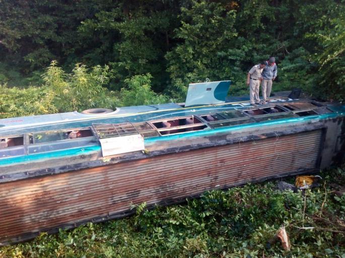 26 passengers injured in a luxury reversal on Mumbai-Goa highway, incident in Kharepatan | मुंबई-गोवा महामार्गावर लक्झरी पलटून 27 प्रवासी जखमी, मुंबईहून सावंतवाडीला जाणा-या लक्झरीला अपघात